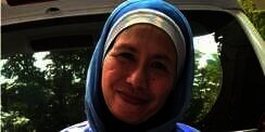 Hijaber Ini Jadi Pengojek Blu-Jek demi Kuliahkan Anak