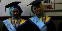 Mahasiswi Kembar Lulus Cumlaude IPK `Kembar`