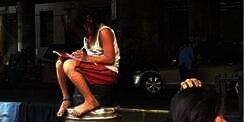 Foto Menyedihkan Gadis Kecil Kerjakan PR di Pinggir Jalan