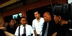 Stuart Collin Minta Izin Pegang Kandungan Risty
