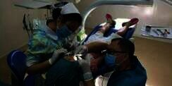 Dokter Operasi Bocah Sambil Jongkok 40 Menit Luluhkan Netizen