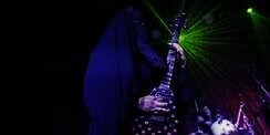 Aksi Perempuan Bercadar Sang Gitaris Band Metal