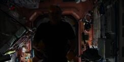 Atraksi 'Sirkus' Astronot di Nol Gravitasi