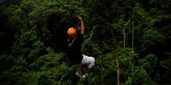 Meluncur Cepat dari `Flying Fox`, Turis Tewas Mengenaskan