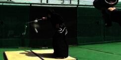 Samurai Belah Bola Bisbol dengan Kecepatan Tinggi
