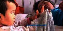 Bocah Tiga Tahun Ini Merawat Ibunya yang Sakit