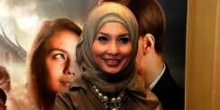 Gaya Hijab Menawan Arzetti Bilbina