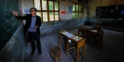 Sekolah Ini Hanya Ada Satu Guru Dan Satu Murid