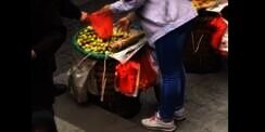 Begini Cara Penjual Buah Pinggir Jalan Curangi Pembeli
