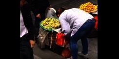 Heboh Video Terbongkarnya Kecurangan Penjual Buah Tiongkok