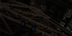 Turis Nekad Memanjat Menara Eiffel Tanpa Pengaman