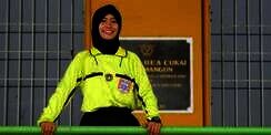 Keseharian Wasit Berhijab Pertama di Indonesia