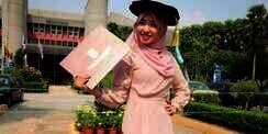 Hebat! Baru 25 Tahun, Hijaber Cantik Ini Sudah Bergelar Doktor