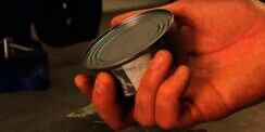 Cara Mudah Membuka Makanan Kaleng Tanpa Alat Pembuka