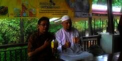 Madu Ustaz Arifin Ilham `Berisi` Doa Ribuan Jemaah