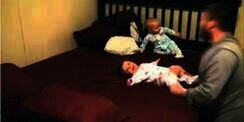 Video Ayah VS Bayi Kembar Tak Henti Buat Netizen Tertawa