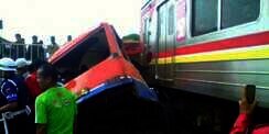 Foto-Foto Tragedi Krl Tabrak Metromini Di Angke