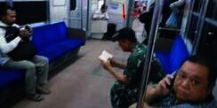 Anggota TNI Baca Alquran di Kereta Panen Pujian