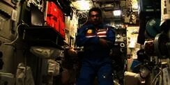 Siang-Malam Cuma 90 Menit, Bagaimana Astronot Ini Salat?
