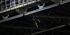 Foto Ketegangan Penerjun TNI Tersangkut di Atas GBK