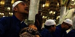 Lagi Umrah, Irfan Hakim Dikejutkan Sosok Tak Terduga