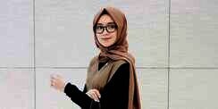 Hijaber Berkacamata, Coba Gaya Manis Dini Djoemiko