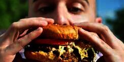 Nasib Tragis Pelahap Burger Sekali Suap