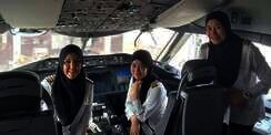 `Trio Hijaber` Pilot Boeing 787 Panen Pujian