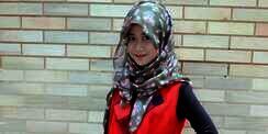 #HOTD: Paduan Sneakers dan Hijab Bunga-bunga Farah Ardhila