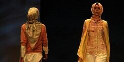 Ria Miranda Usung Takana Dalam Songket Minang
