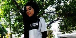 #HOTD: Hijab Hitam, Andalan Erda Nurwidiyani