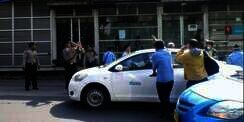 Demo Sopir Taksi Tutup Jalan Semanggi