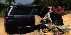 Geger! Toyota Alphard Buat Angkut Batako