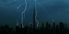 Detik-detik Petir Dahsyat Sambar Burj Khalifa