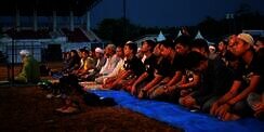 Konser Rock Berhenti untuk Salat Magrib Berjamaah