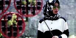 Atiningtyas: Gaya Monochrome Hijaber Hamil
