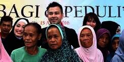 Raffi Ahmad Bagi-bagi Gerobak untuk Pemulung