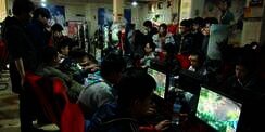 Remaja Tewas Kesetrum Kabel Data yang Menancap di Komputer