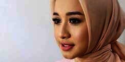 Intip Gaya Simpel Bella Berbusana Hijab
