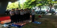 Masya Allah, Pak Kapolda Jadi Imam Sholat di Kolong Flyover