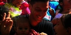 Masya Allah, Mesut Ozil Kembalikan Senyum Anak-anak Suriah