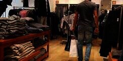 Terungkap! Pria Lebih Boros Belanja Baju untuk Liburan