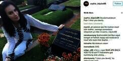 Pendam Rindu, Sophia Latjuba Lebaran ke Makam Ayah