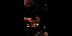 Video Suami Suapi Istri Bikin Netizen Meleleh...
