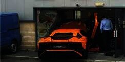 Cari Angle Foto Bagus, Lamborghini Rp2 M Nyangkut di Jendela