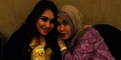Gara-gara Foto, Ibunda Ayu Ting Ting Kena Bully Lagi