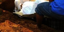 Si Anak Meninggal Saat Hadiri Pemakaman Ibu, Masuk Liang Kubur