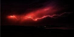 Detik-detik Petir `Mengamuk` di Langit Amerika
