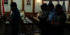Foto Lima Jenderal Sholat Berjemaah Getarkan Netizen