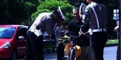Cium Tangan Dhuafa, Polisi Ini Bikin Haru Jutaan Netizen
